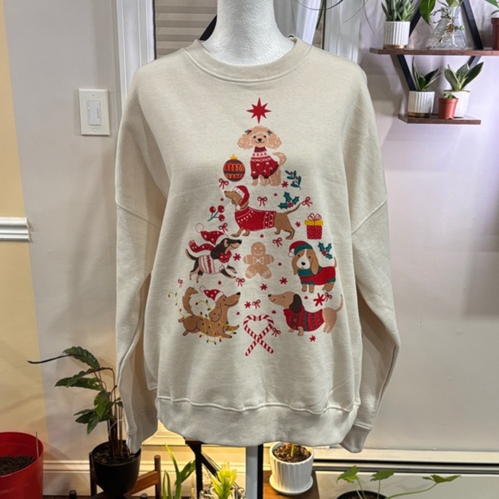 Messy Bun oversized Sweater with Holiday Dogs size M